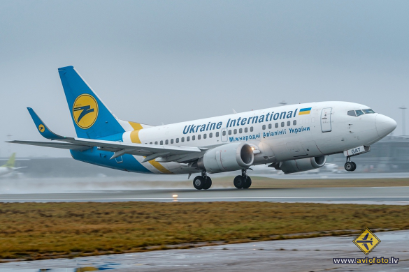 Boeing 737-528